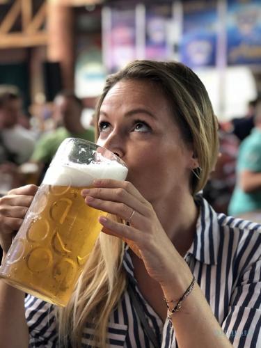 Megapark - Conny kostet Toms Bier